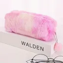 Trousse en fourrure rose thumbnail 1