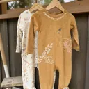 Petit Béguin – Lot de 2 Pyjamas Bébé en Velours Swan - Écru/Ocre - 9 Mois thumbnail 1